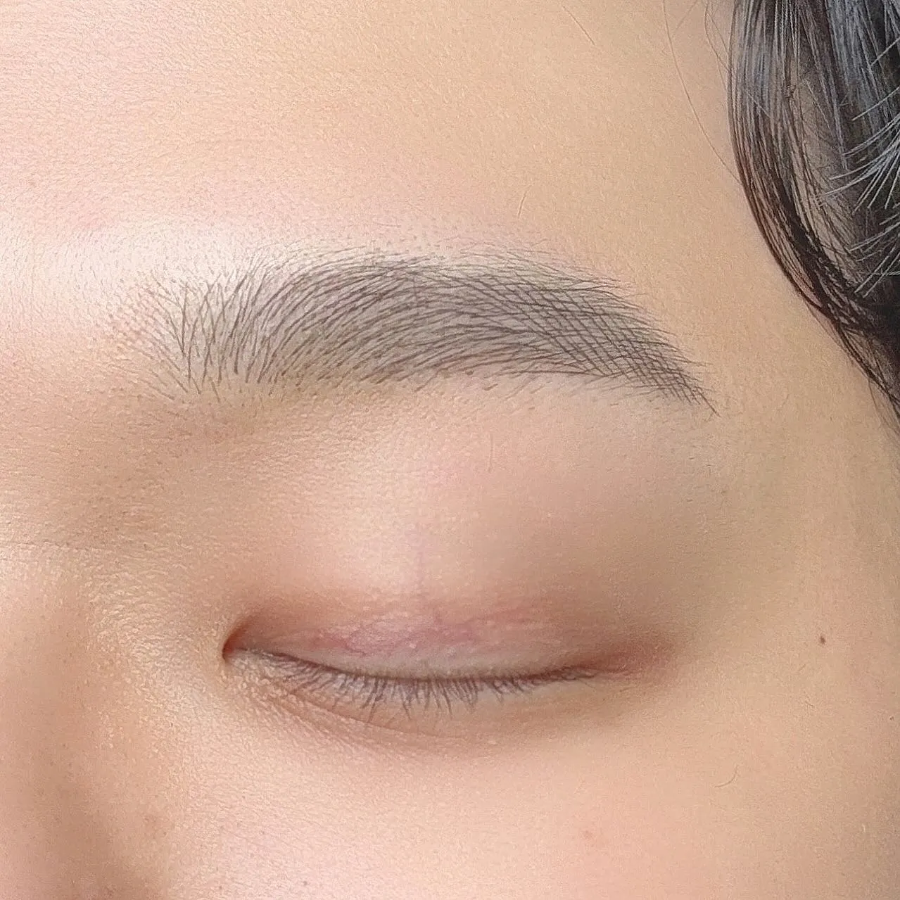 지운브로우는 자연스러운 눈썹을 추구합니다