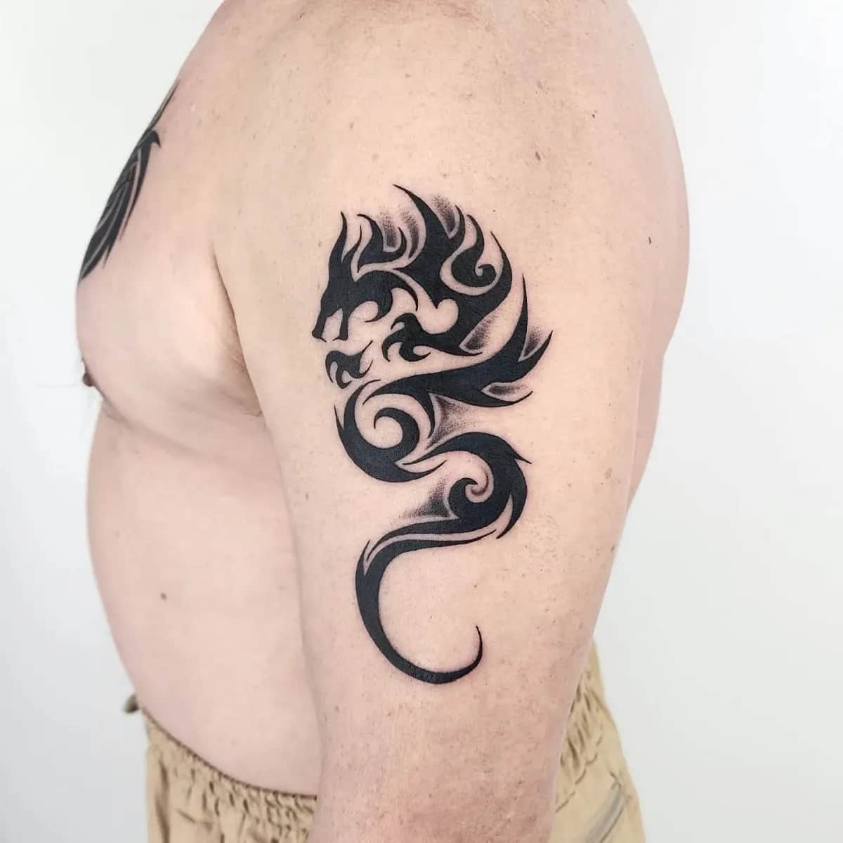 어깨 용트라이벌 타투