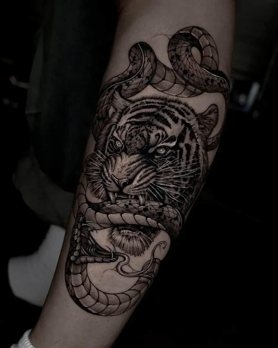 호랑이 뱀 블랙워크 타투