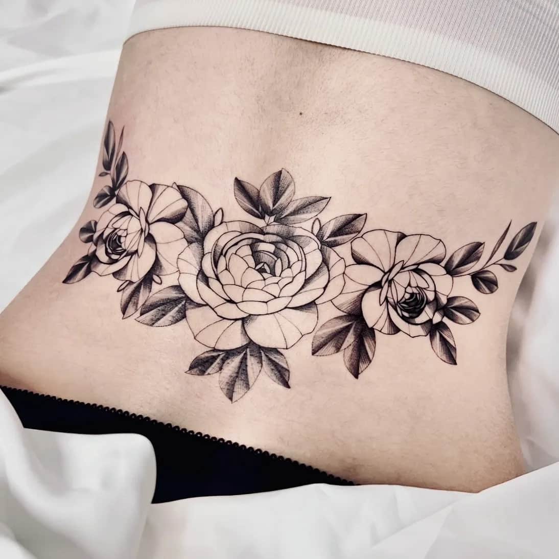 허리에 핀 꽃 세송이 🌹