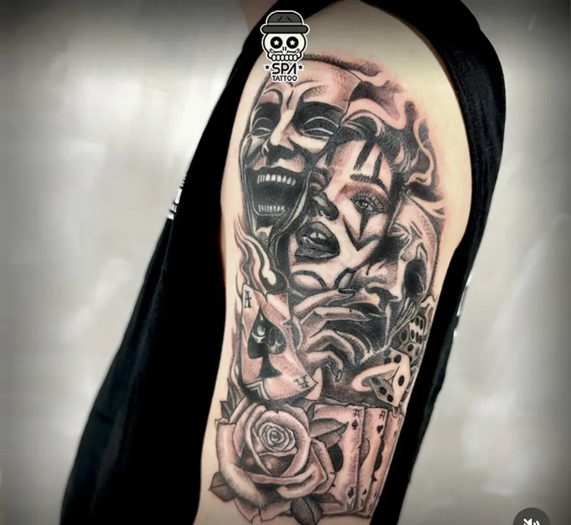 윗팔 치카노 가면 타투 - 1