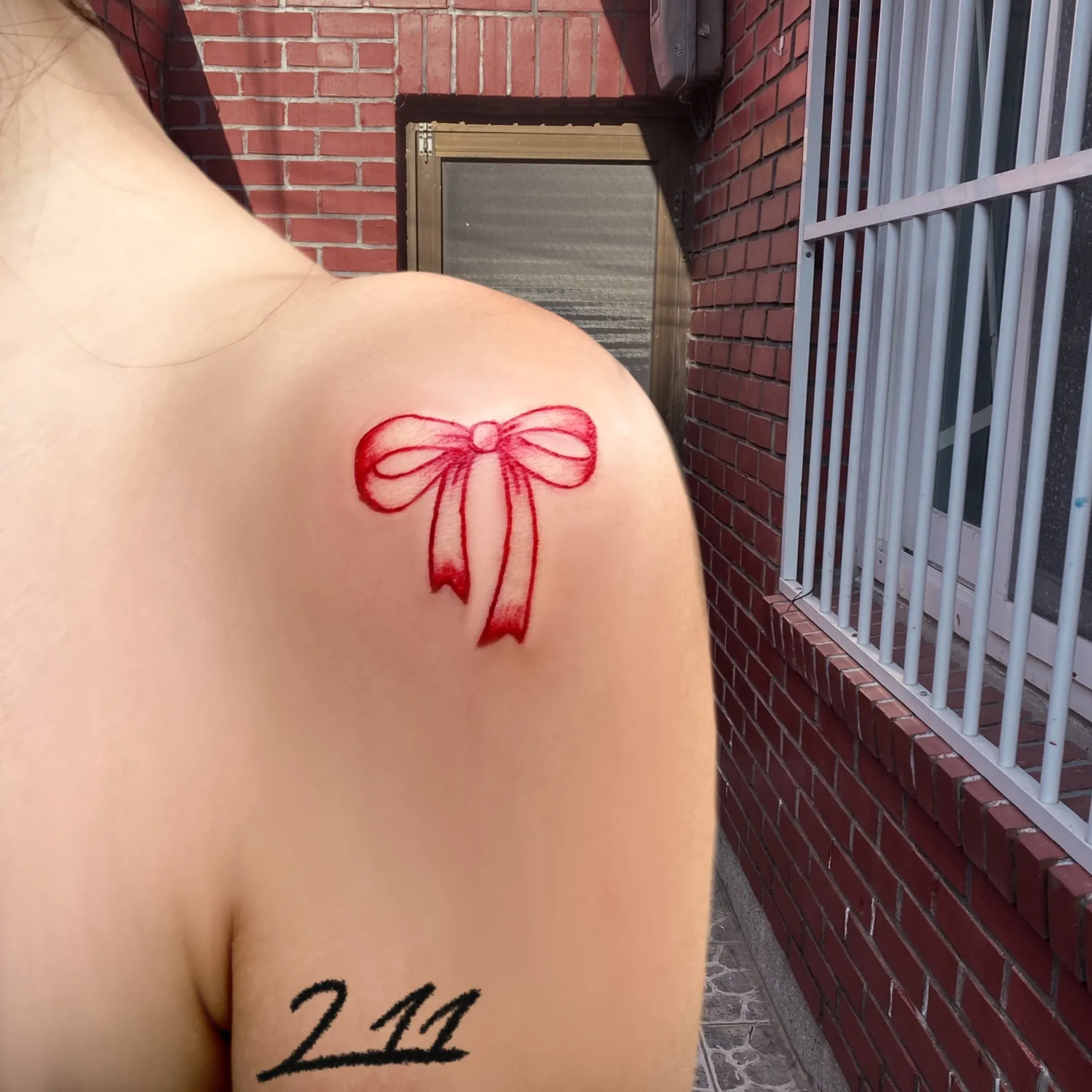 어깨 리본 타투 - 1